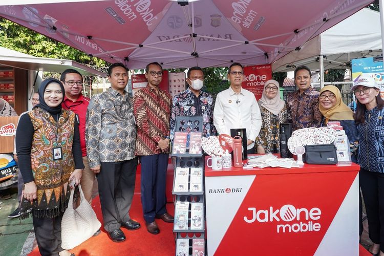 Bank DKI memberikan subsidi sebesar Rp 50.000 per paket untuk 1.000 paket sembako senilai Rp 150.000. Aksi ini dilakukan Bank DKI bersama Perusahaan Umum Daerah (Perumda) Pasar Jaya menjalankan aksi CSR di Bintaro, Jakarta Selatan (Jaksel), Jumat (5/6/2024).