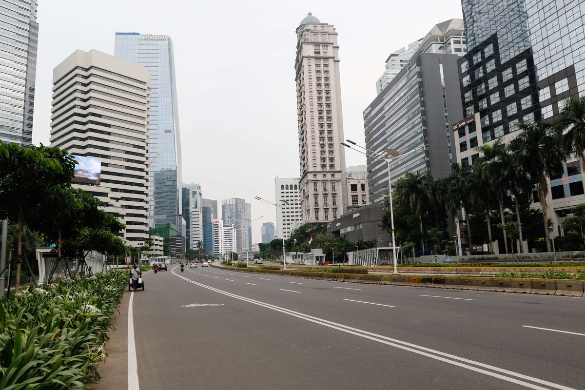 Lalu lintas di Jalan Jenderal Sudirman, Jakarta Pusat pada akhir pekan, Sabtu (18/4/2020). Pemerintah Provinsi (Pemprov) DKI Jakarta resmi menerapkan pembatasan sosial berskala besar ( PSBB) mulai 10 hingga 23 April 2020. Dampak dari adanya aturan ini, membuat kondisi dan situasi lalu lintas pada akhir pekan menjadi lengang dan sepi.