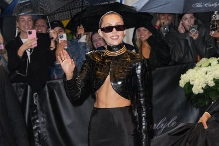 Tampil Edgy di Met Gala 2025, Miley Cyrus Kenakan Crop Top Hitam Kulit