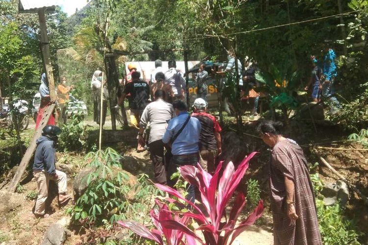 Tim Inafis Polres Luwu, mendatangi lokasi penemuan jenazah tanpa kepala di Desa Ilan Batu Uru, Kecamatan Walenrang Barat, Kabupaten Luwu, Sulawesi Selatan, Jumat (2/9/2022)