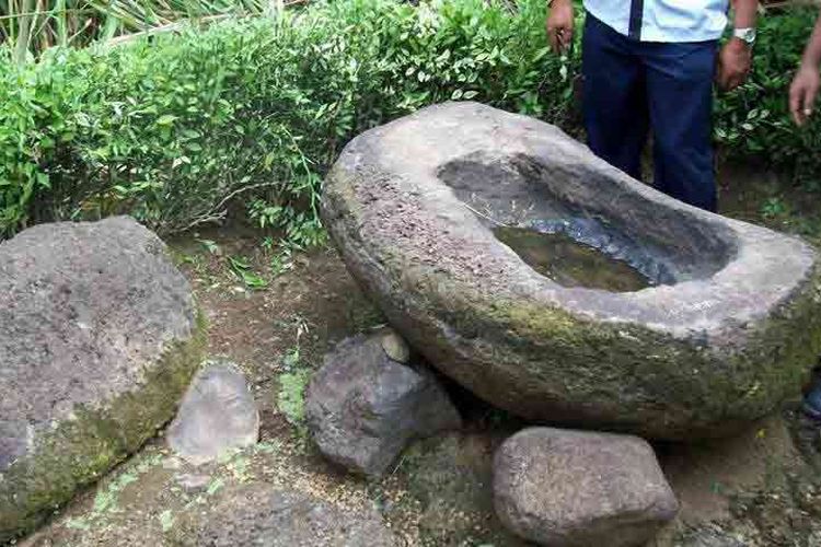 Batu berbentuk lesung di Situs Duplang, Desa Kamal, Jember