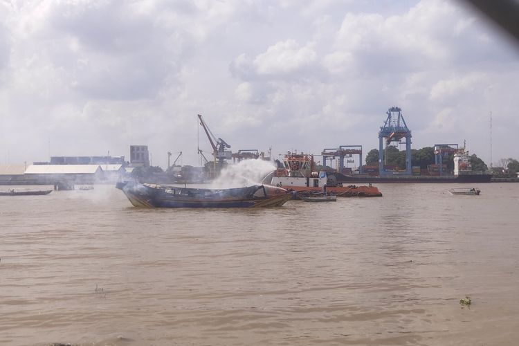 Kapal jukung pengangkut 40 ton beras terbakar di perairan sungai musi lantaran diduga mengalami kerusakan mesin.