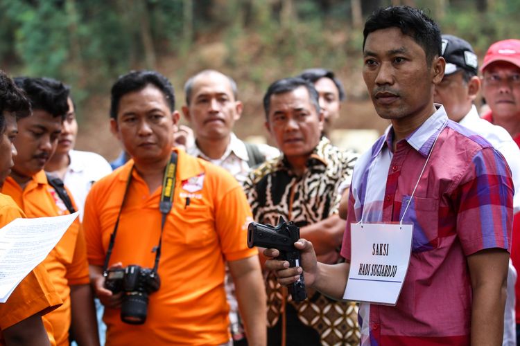 Kepolisian melakukan rekonstruksi kasus peluru nyasar di Gedung DPR RI di Lapangan Tembak Senayan, Gelora, Tanah Abang, Jakarta Pusat, Jumat (19/10/2018). Diberitakan sebelumnya, polisi menetapkan I (32) dan R (34) sebagai tersangka dalam kasus ini. Mereka ditangkap usai berlatih menembak di lapangan tembak Senayan pada Senin (15/10/2018).