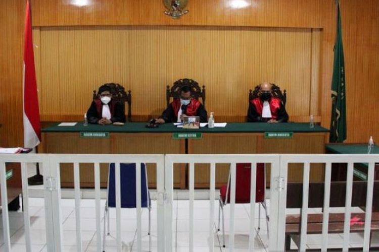 Majelis hakim menggelar sidang putusan secara virtual terhadap tiga terdakwa kurir 31.837 gram sabu, Mahader, Marto dan M Arafat di Pengadilan Negeri Dumai, Riau, Kamis (2/12/2021). 
