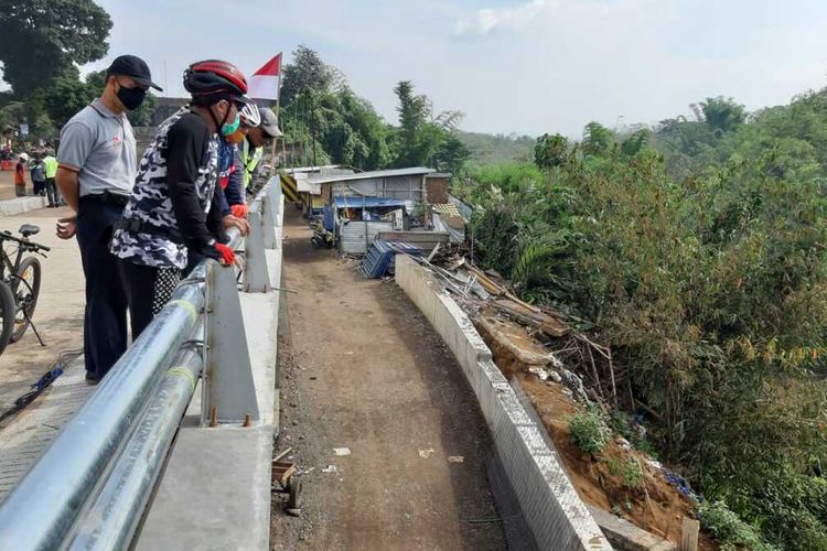 Wali Kota Malang, Sutiaji bersama Sekda Kota Malang, Wasto saat gowes sambil meninjau proyek Jembatan Kedung Kandang Kota Malang, Jumat (11/12/2020). Foto: Dok. Humas Pemkot Malang.