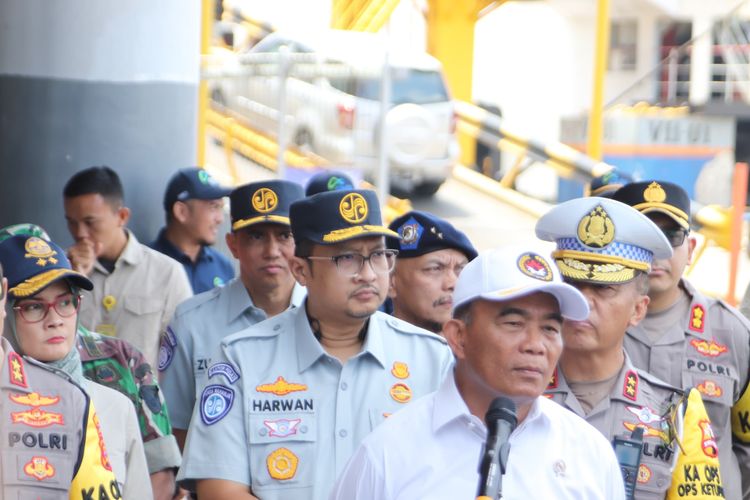 Direktur Kepatuhan dan Manajemen Risiko Jasa Raharja Harwan Muldidarmawan dalam agenda peninjauan arus balik Lebaran 2024 di Pelabuhan Panjang dan Bakauheni, Minggu (14/4/2024)