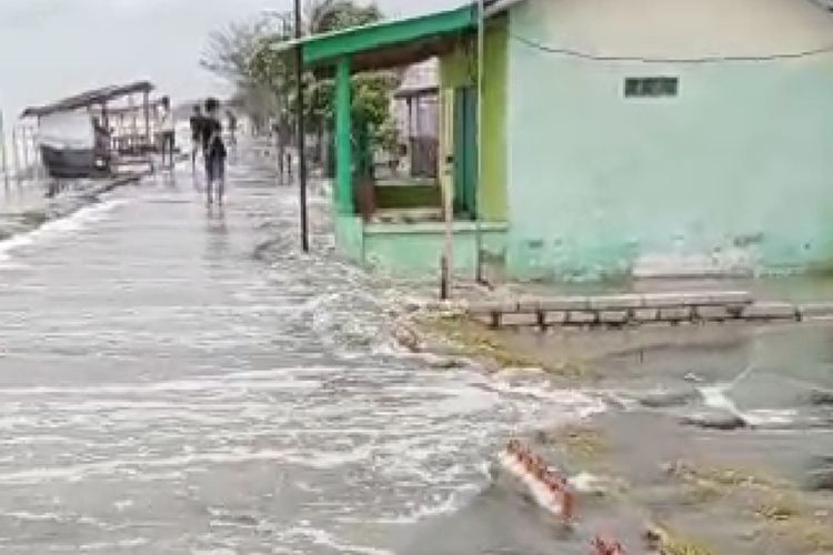 Banjir rob di Desa Sedari, Kecamatan Cibuaya, Karawang, Jawa Barat, Minggu (25/12/2022).