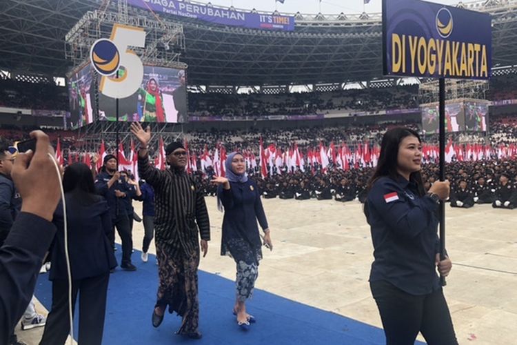 Kader Nasdem dari wilayah Daerah Istimewa Yogyakarta (DIY) mengikuti parade dengan menunjukan kekhasan budayanya. Hal itu dilakukan pada Apel Siaga Perubahan di Stadion Utama Gelora Bung Karno (GBK), Senayan, Jakarta, Minggu (16/7/2023).  