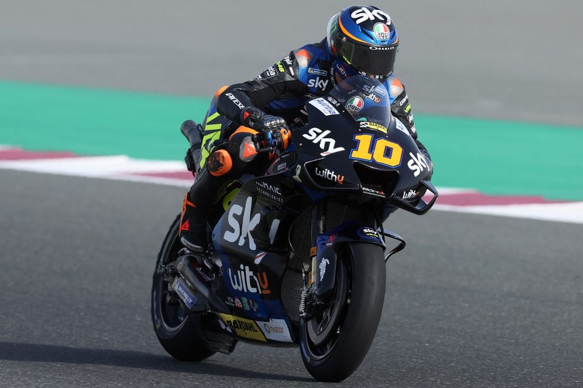 Luca Marini saat sesi latihan bebas pada MotoGP Doha 2021. (Photo by KARIM JAAFAR / AFP)