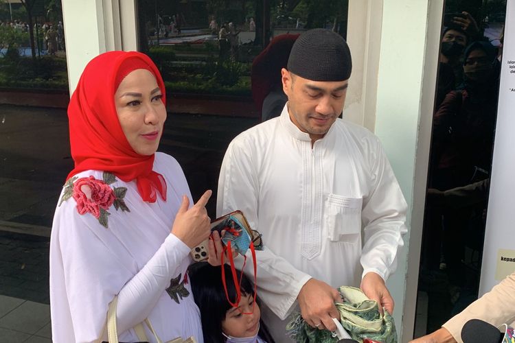 Venna Melinda dan Ferry Irawan ditemui usai menjalani shalat Idul Fitri bersama di masjid yang terletak tak jauh dari kediaman mereka di kawasan Kemang, Jakarta Selatan, Senin (2/5/2022).