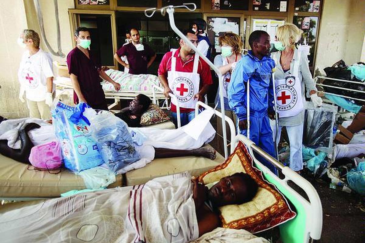 Petugas Palang Merah Internasional bersiap mengevakuasi korban yang terluka akibat perang saudara dari rumah sakit di wilayah Abu Salim, Tripoli, Jumat (26/8). Sekitar 80 korban yang terluka ditemukan di rumah sakit tersebut, yang tidak segera mendapat pertolongan karena pertempuran berlanjut di ibu kota Libya itu.