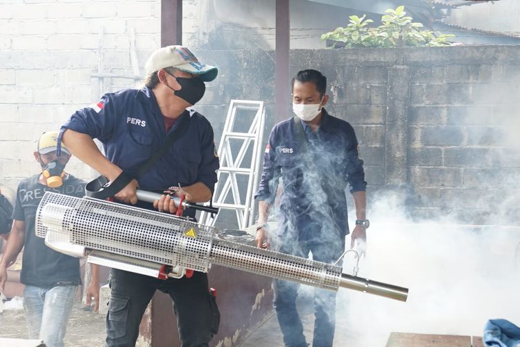 Penyemprotan asap atau fogging demi mencegah demam berdarah di Pangkalpinang, Rabu (9/2/2022).