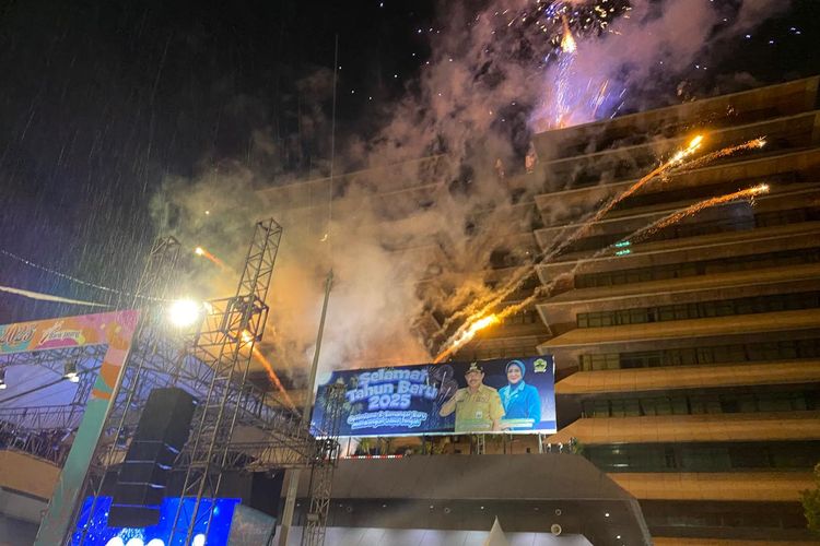 Meriahnya Tahun Baru 2025 di Semarang, Warga Antusias meski Diguyur Hujan 