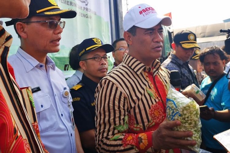 Mentan saat melakukan inspeksi proses bisnis karantina di Depo Pelindo, Pelabuhan Tanjung Emas, Semarang, Minggu (29/9/2019). 
