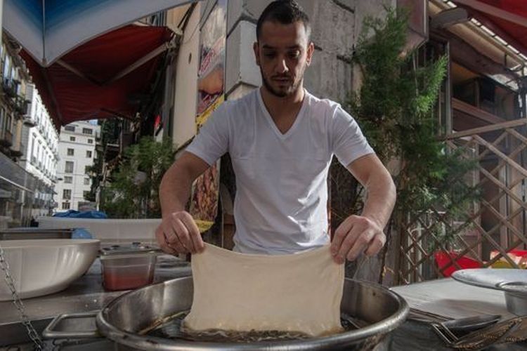 Pizza goreng diyakini dibuat pertama kali pada Perang Dunia II saat warga Italia tak mampu membuat pizza tradisional yang dipanggang.