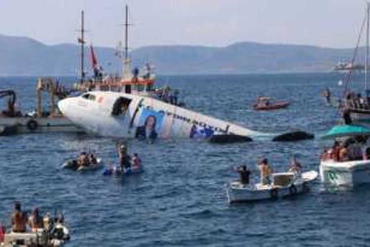 Sebuah Airbus A300 ditenggelamkan di lepas pantai Kusadasi, Turki dalam upaya untuk menarik wisatawan asing.