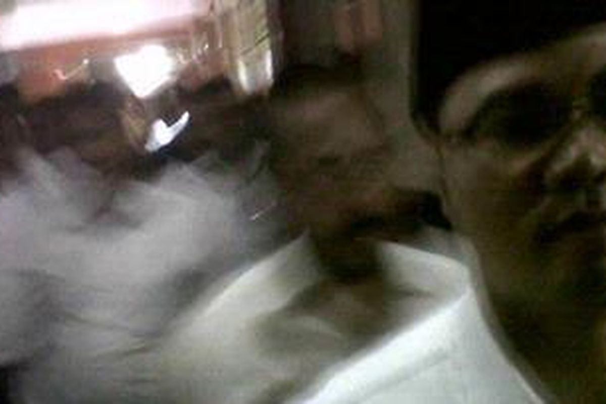 Bupati Garut Aceng Fikri saat berjalan menuju kamar mandi disela-sela pemeriksaan, di Mapolda Jabar, Jalan Soekarno-Hatta, Bandung, Jawa Barat, Senin, (10/12/2012)