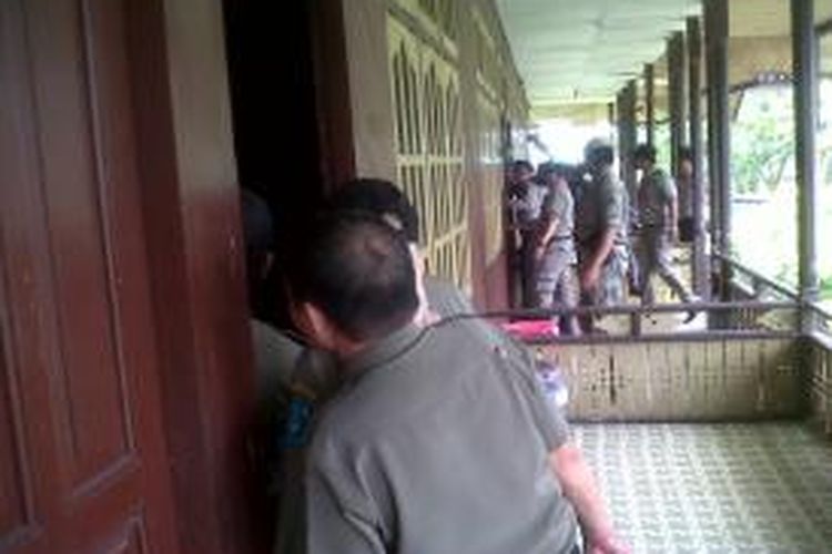 Petugas gabungan polisi dan satpol pp menggelar razia di beberapa hotel dalam Kota Bengkulu