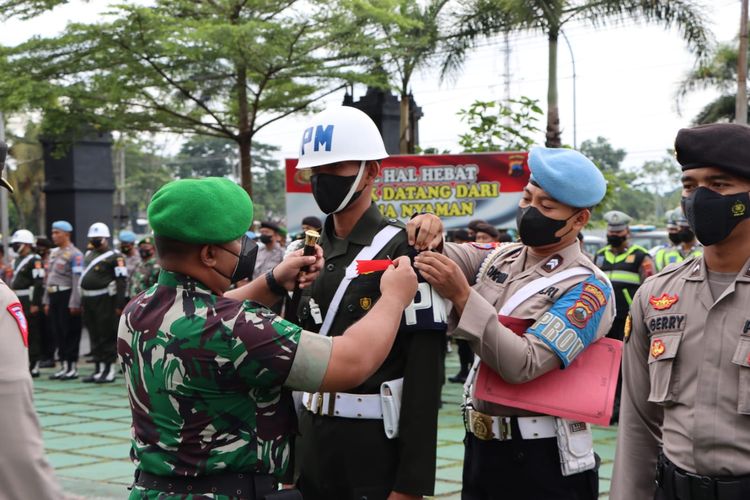 Kapolres Purworejo AKBP Muhammad Purbaja mengatakan selain membangun pos pengamanan, pihaknya juga menyiapkan sejumlah personil kepolisian untuk berjaga disetiap gereja. Hal itu dilakukan untuk menjaga kondusifitas saat perayaan Natal. 