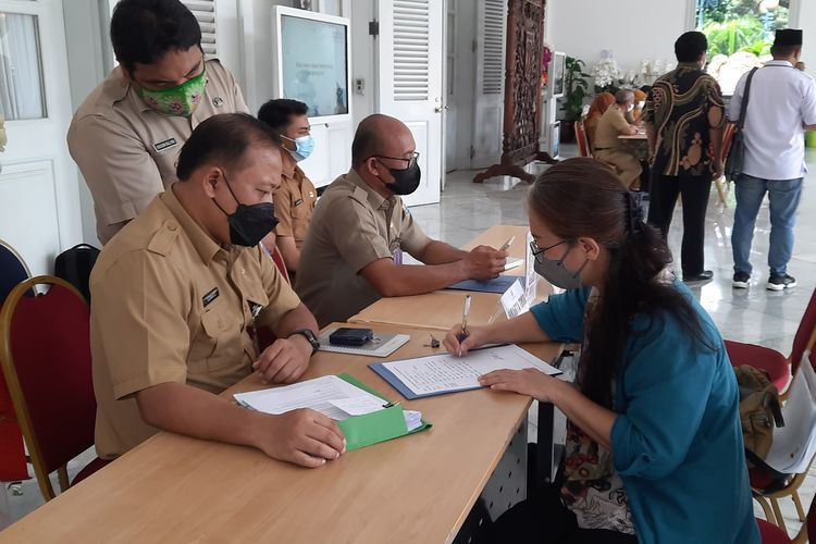 Sejumlah warga mengadu ke posko layanan di Balai Kota DKI Jakarta, Gambir, Jakarta Pusat, yang dibuka kembali pada Selasa (18/10/2022) pagi. Salah satu warga bernama Martina Gunawan mengadu karena kliennya memiliki masalah sengketa lahan dengan Pemerintah Provinsi DKI.