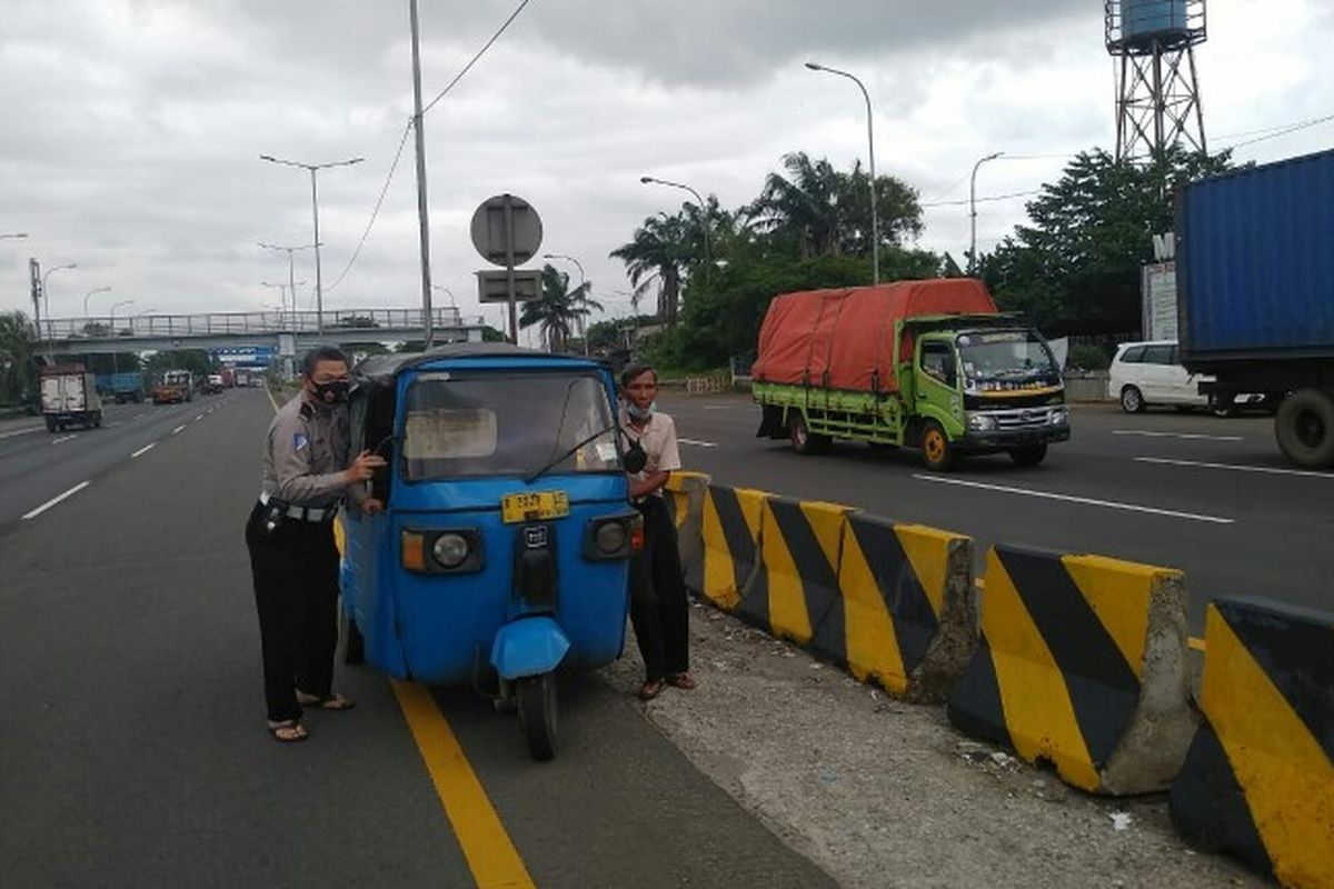 Video yang memperlihatkan kendaraan bajaj masuk jalan tol dengan melawan arah, viral di media sosial. 