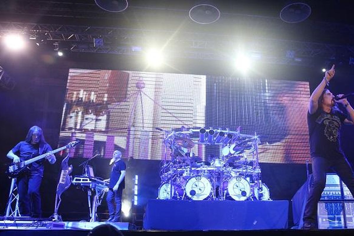 Band metal progresif dari AS, Dream Theater, tampil di Lapangan D Kompleks Gelora Bung Karno, Jakarta, Oktober 2014. Dream Theater meluncurkan album ke-13 mereka, The Astonishing, pada Januari 2016.