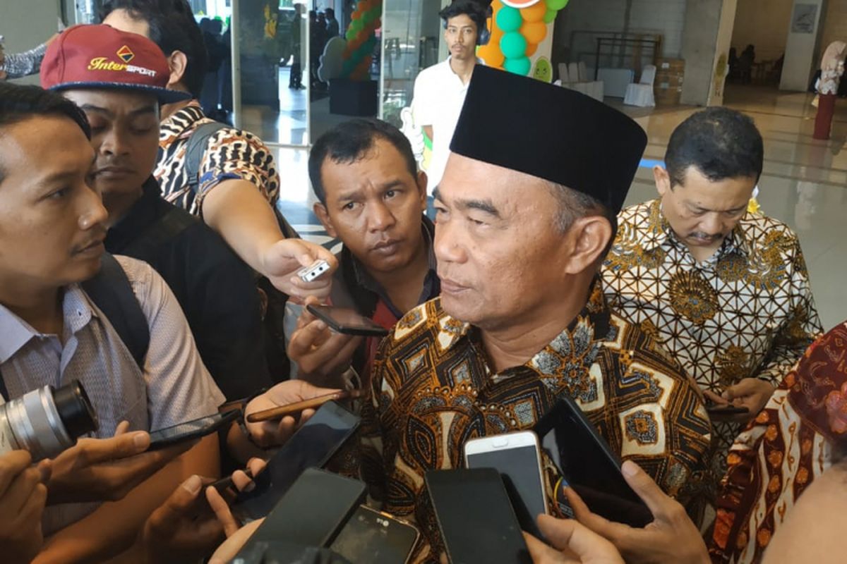 Mendikbud Muhadjir Effendy memberikan keterangan kepada media terkait perkembangan terakhir penanganan gempa Palu dan Donggala oleh pihak Kemendikbud (3/10/2018)