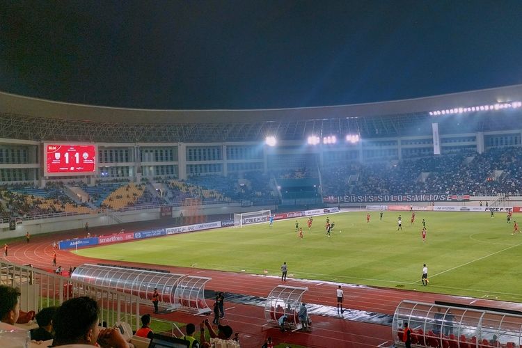 Suasana Stadion Manahan Solo, Jateng, saat pertandingan Persis Solo vs Joenbuk Hyundai Motors FC.