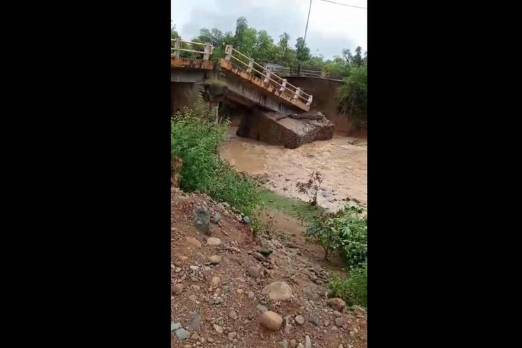 Tampak jembatan penghubung antar desa di Bima ambruk, Minggu (2/4/2023).