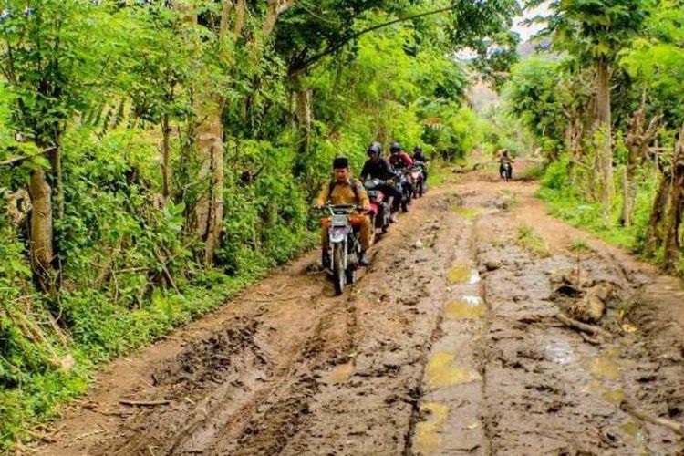 Suasana melewati Jalan berlumpur menuju SDN panggang Desa Persiapan Blongas