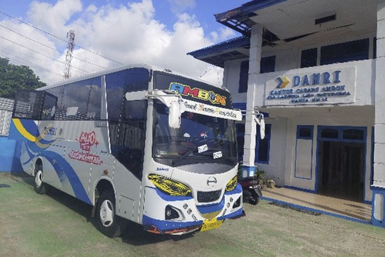 Armada bus perintis yang parkir di depan Pool Damri, Kota Ambon, Maluku