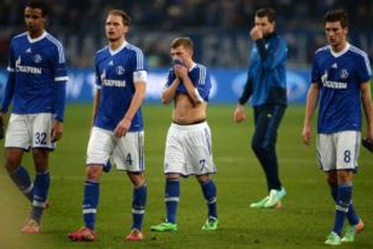 Para pemain FC Schalke setelah dikalahkan Real Madrid 1-6 pada laga 16 besar Liga Champions di Veltins Arena, Gelsenkirchen, Rabu (26/2/2014).