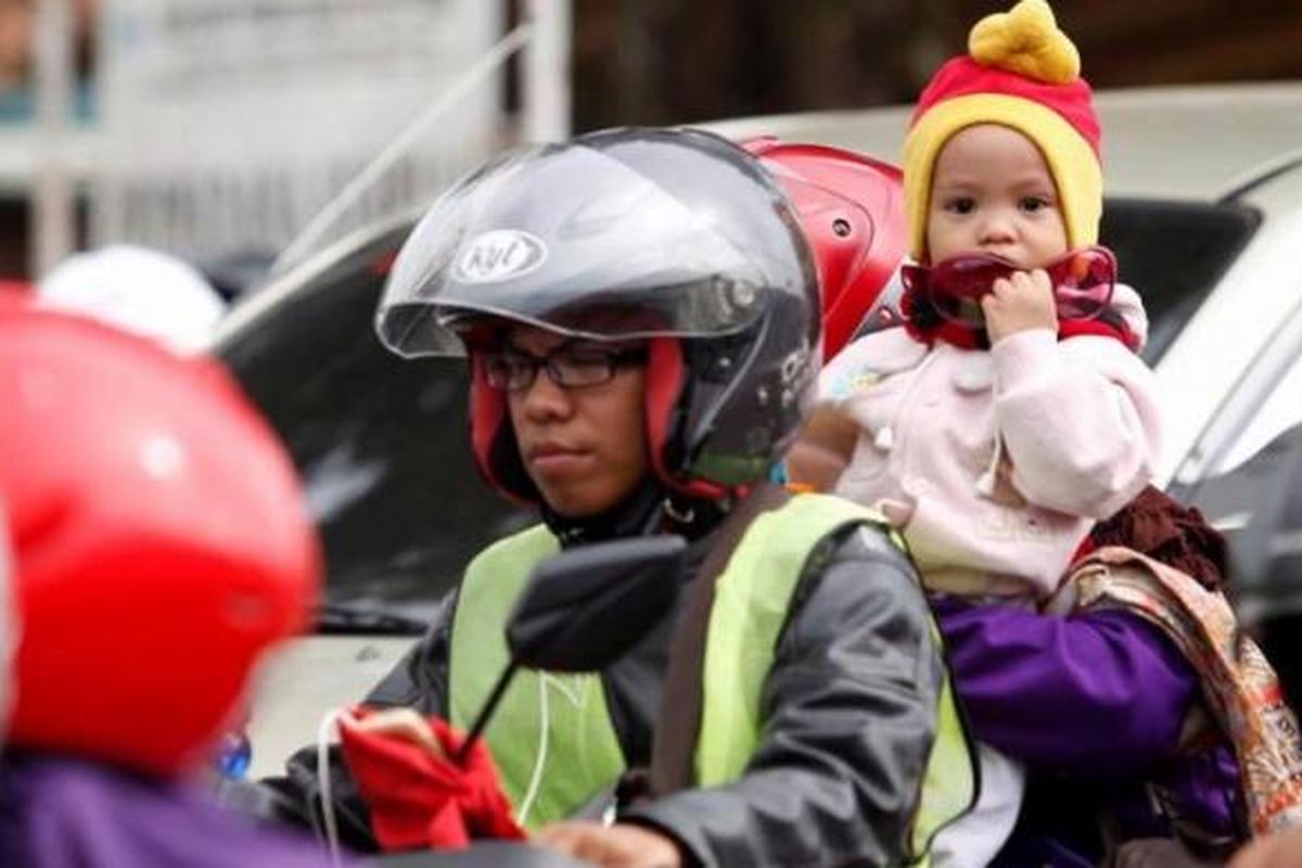 Pemudik motor terjebak macet di jalur alternatif Karawang-Cikampek, Cilamaya, Karawang, Jawa Barat, Sabtu (27/7/2014). Arus mudik ke kota-kota di Jawa Barat, Jawa Tengah dan Jawa Timur diperkirakan akan masih padat hingga H-1 Lebaran. 