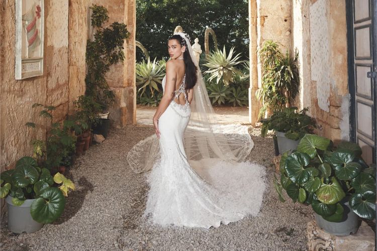 Intip Anggunnya Dua Lipa Kenakan Gaun Chanel Bersejarah Saat Menikah