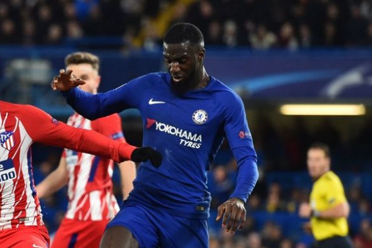 Tiemoue Bakayoko mencoba merebut bola dari penguasaan Antoine Griezmann saat Chelsea menjamu Atletico Madrid di Stamford Bridge, Selasa (5/12/2017).