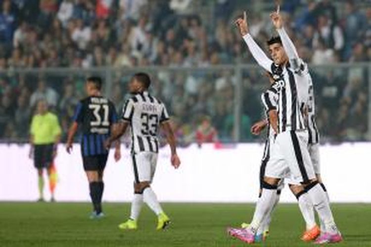 Penyerang Alvaro Morata mencetak gol pertamanya bagi Juventus saat tim berjuluk si Nyonya Besar tersebut mengalahkan Atalanta 3-0 di Stadion Atleti Azzurri d'Italia, Bergamo, Sabtu (27/9/2014). 