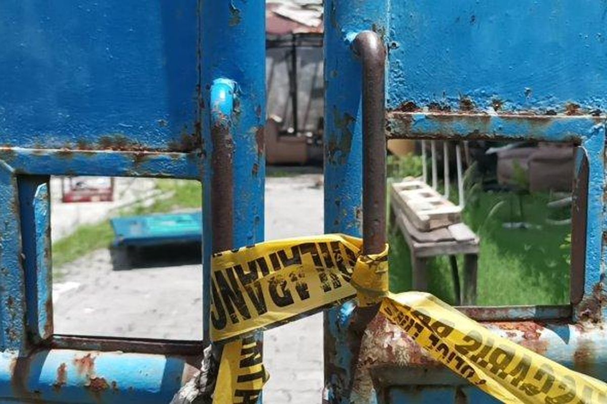 Suasana dan kondisi Gudang penyimpanan alat pesta EO milik ACS di Jalan Pices No 27, Ploso, Tambaksari, Surabaya. Baru terkuak, sebelum video wanita berkebaya merah viral di TikTok, si Pemeran pria ternyata sempat kena Musibah. 