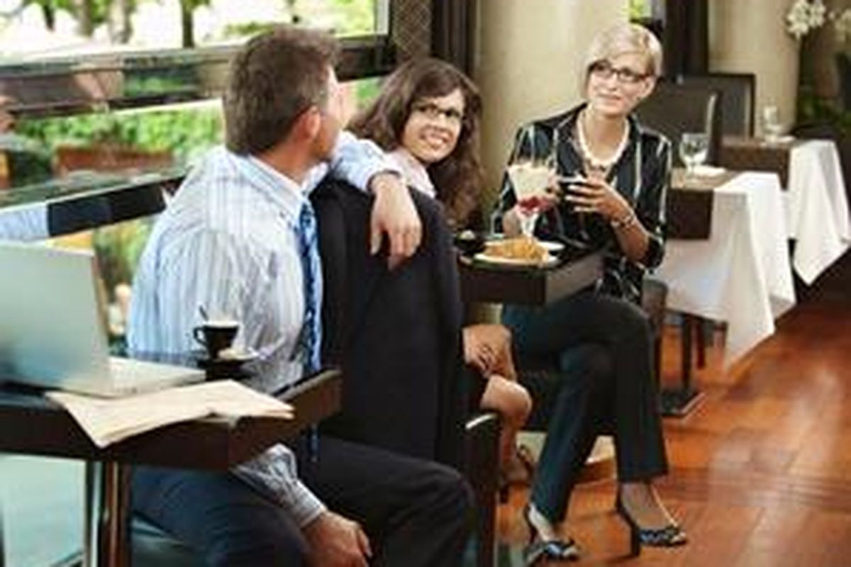 Anda bisa menemui calon nasabah di kafe, bahkan mungkin bisa menemui calon nasabah lain.