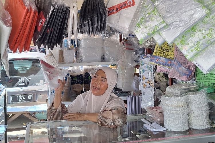 Naik 40 Persen, Pedagang Plastik Surabaya Bingung Tentukan Harga Jual