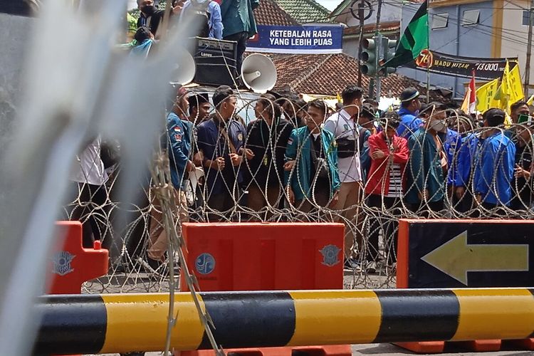 Sekitar 3.000-an mahasiswa Lampung disambut kawat berduri saat berdemonstrasi di Kompleks Kantor Gubernur Lampung, Rabu (13/4/2022).