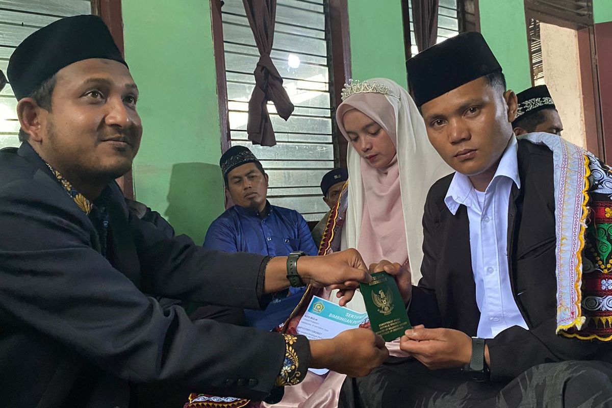 Para petugas KUA Bukit, Bener Meriah, Aceh tetap bertugas menikahkan pasangan meski cuaca buruk dan terkena bencana, akhir November 2025.