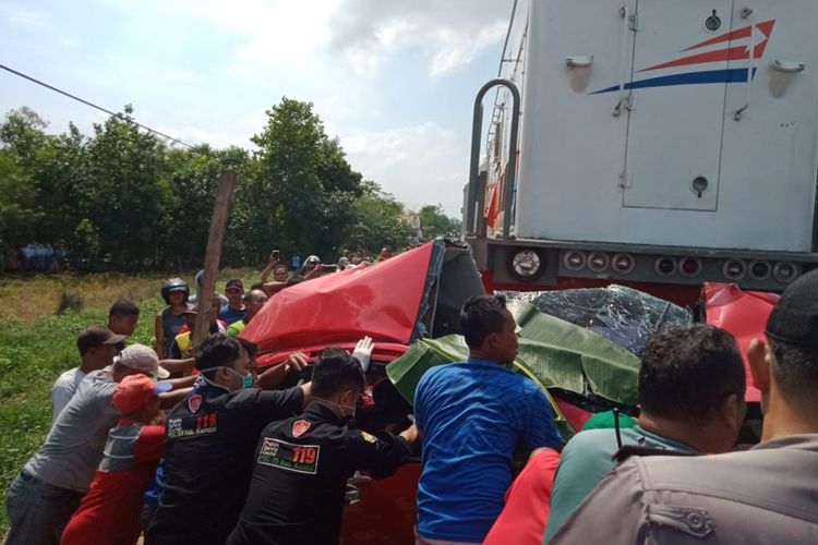 Kecelakaan mobil ditabrak KA di perlintasan tanpa palang pintu di Brangsong Kendal. KOMPAS.COM  /  SLAMET PRIYATIN