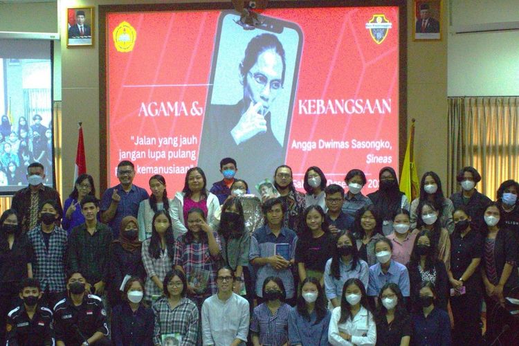 Sineas Angga Dwimas Sasongko bersama mahasiswa Universitas Sanata Dharma (USD) Yogyakarta pada kuliah umum agama di kampus USD.