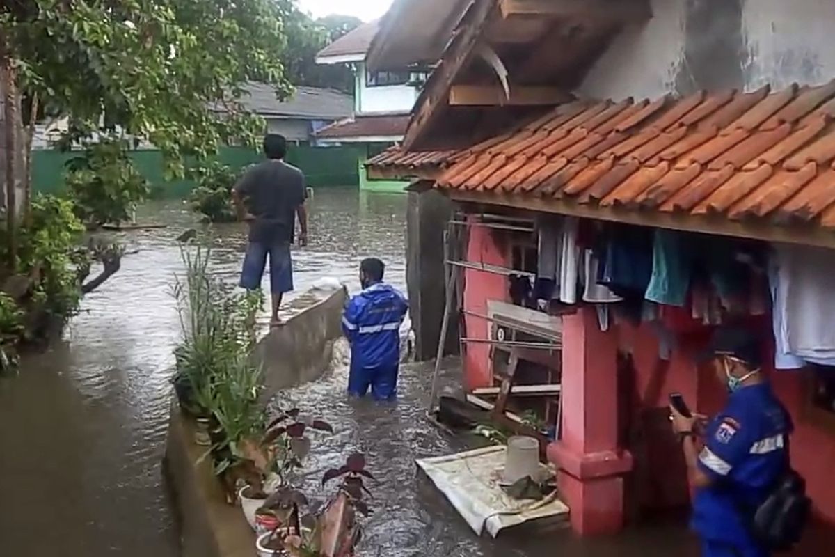 Tembok MIN 6 Jagakarsa, Jakarta Selatan kembali roboh dan menyebabkan banjir pada Senin (21/6/2021) sore.