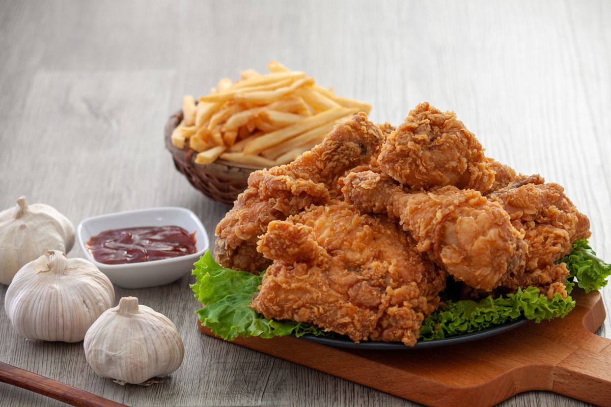 ilustrasi sayap ayam krispi garlic. 