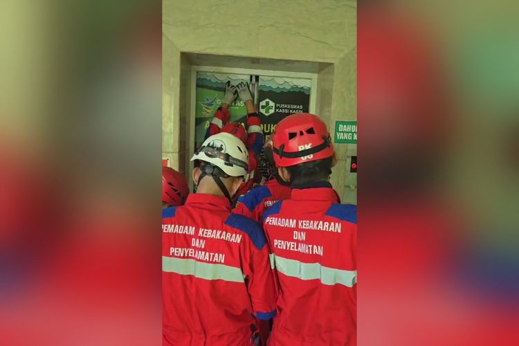 Petugas Damkar Makassar yang melakukan evakuasi salah seorang wanita yang terjebak dalam lift di Puskesmas Kassi-kassi, Jalan Tamalate, Kecamatan Rappocini, Kota Makassar, Sulsel, Senin (4/3/2024).
