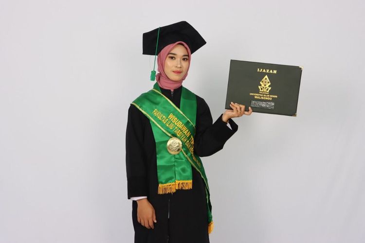 Nilal Muna Fatmawati, menjadi wisudawan terbaik Universitas Islam Negeri (UIN) Walisongo Semarang.