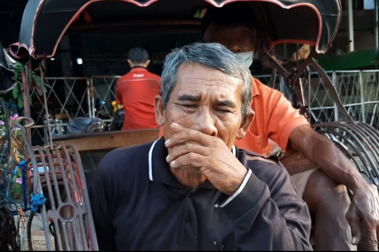 Ashadi (60) kakek pengayuh becak yang mangkal di depan Taman Madukoro, Banjir Kanal Barat Semarang.