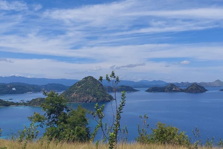 Foto : View laut dan gugusan pulau di sekitar kota Labuan Bajo diambil dari bukit Karangan,  atas bukit Karangan, Kelurahan Labuan Bajo, Kecamatan Komodo, Kabupaten Manggarai Barat, NTT, Jumat (8/4/2022).
