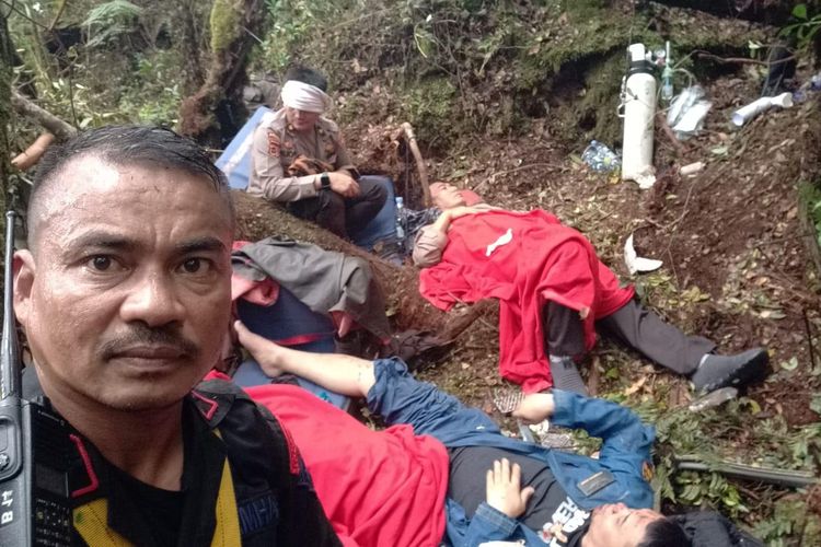 Tim SAR bersama Kapolda Jambi Irjen Rusdi Hartono dan rombongan di lokasi pendaratan darurat di Bukit Tamia, Kerinci, Senin (20/2/2023).